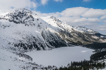 Obraz premium Frozen Morskie Oko lake in Tatra mountains