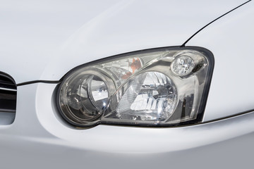 白い車のヘッドライト　 Head lamp © norikko