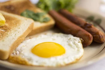 Papier Peint photo Oeufs sur le plat petit déjeuner sain jaune d& 39 oeuf au plat, pain grillé, saucisse, légume le matin, délicieux déjeuner diététique sandwich