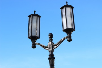 Fototapeta na wymiar уличный фонарь на фоне синего неба