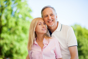 Obraz premium Portrait of an happy mature couple at the park