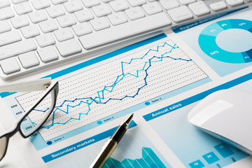 Obraz premium Preparing average sales report