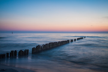Obraz premium Wschód słońca nad bałtykiem. Plaża w chałupach
