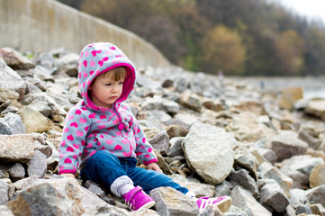 child plays on the stone