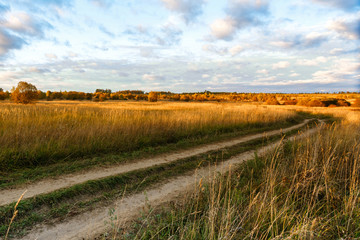 Осеннее поле на закате, деревня.