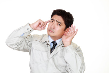 耳に手を当てる作業員
