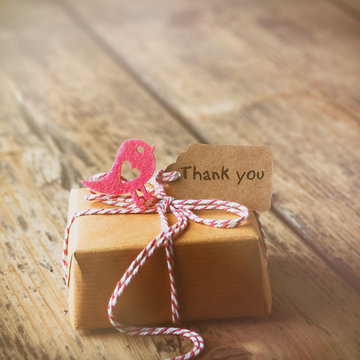 Muttertag - Geschenk in Packpapier mit Schleife und Karte mit Aufschrift THANK YOU