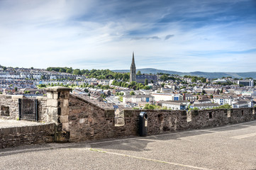 Londonderry, Northern Ireland: Skyline of Derry with St. Eugene's Cathedral near Free Derry Corner, city wall. horizon and blue sky - obrazy, fototapety, plakaty