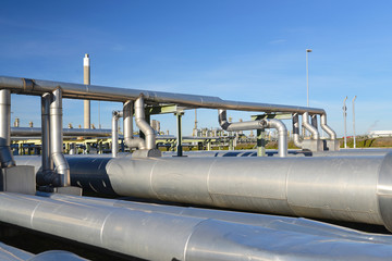 Industrieanlage mit Rohrleitungen einer Raffinerie //  Chemical plant - industrial refinery with piplines
