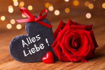 Rote Rose, Herz und Schieferherz mit Aufschrift ALLES LIEBE