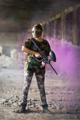 Fototapeta premium female paintball player