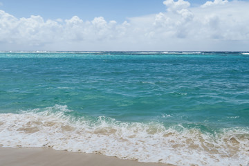 Wellen und Wasser Hintergrund mit Strand am Meer in blau, beige, türkis.