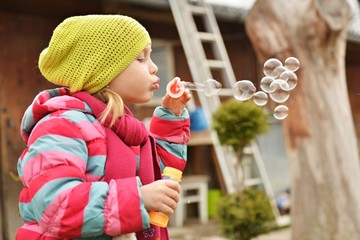 
Bulles de soufflage de jeune fille
