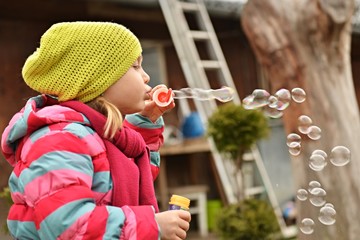 Enfant à partir de bulles de savon
