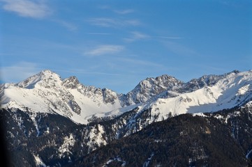 Fototapeta na wymiar Schneeberge im Tirol : Schlantekopf, Kruppköpfe, Fichtener Karlspitze, alter Mann, Gamskoepfe, mit blauem Himmel