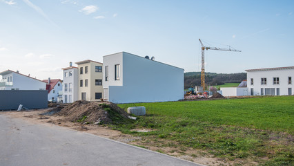 Moderne Pultdachhäuser im Bau © schulzfoto