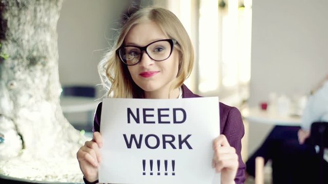 I work for. стресс. мужчина идет на работу. опоздал на работу. мозг отдыхает.