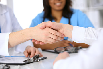 Obraz premium Doctor and patient handshake