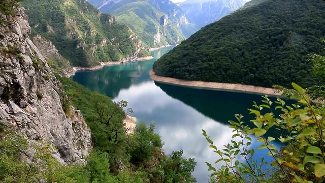 Горное озеро в Черногории. Величественные горы. Вид с высоты птичьего полета
