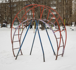 Лестница для детей на снегу