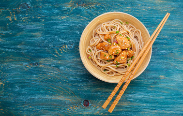 Noodles with chicken and sesame seeds.