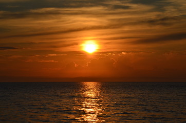 Obraz premium Beautiful maroon sunset on lake Baikal.