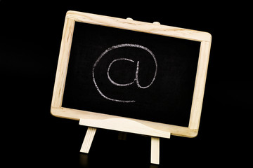 E-Mail-Symbol auf Schultafel