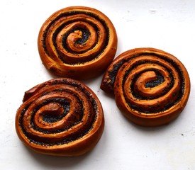 сдобные булочки с маком и джемом.