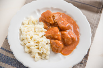 Gulasch mit Nockerl