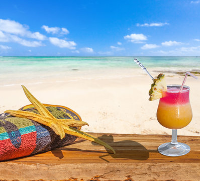 serviette, étoile de mer et cocktail sur plage de l'île Maurice 