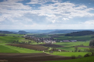 Fototapeta na wymiar Vulkanlandschaft Hegau mit dem Dorf Duchtlingen