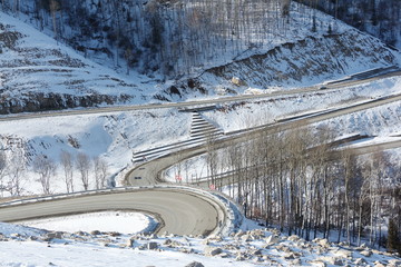Obraz premium Mountain highway among snow slope , Belokurikha, Altai, Russia 
