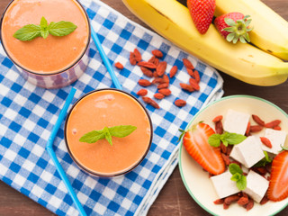 Strawberry smoothie with tofu and goji berries