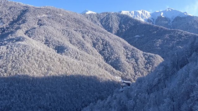 Подъем на фуникулере горнолыжного курорта Красная Поляна, Сочи.