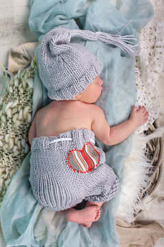 kleines Baby schl&auml;ft, neugeborenes Baby