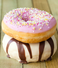 två munkar med glasyr som står på varandra