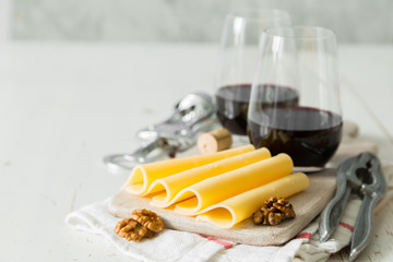 Red wine and sliced cheese