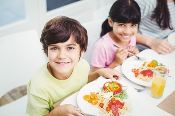 Obraz na płótnie Canvas Portrait of smiling children having food 