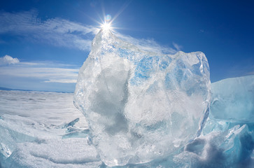 Obraz premium Ice floe and sun on winter Baikal lake