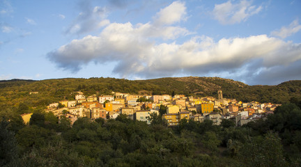 Fototapeta na wymiar ARITZO: Panoramica del paese - Sardegna