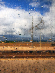 finestrini di un treno bagnati dalla pioggia