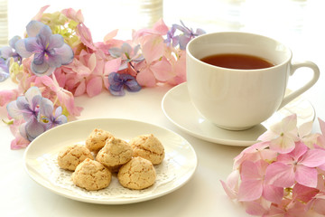 初夏のティータイム　紫陽花と紅茶とクッキー