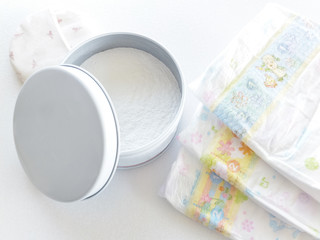 おむつとベビーパウダー