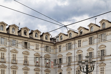 Palazzi e cavi elettrici.