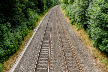 Obraz premium Train tracks leading to distant corner