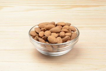 Almendras naturales sobre un fondo de madera
