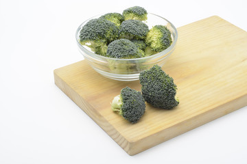 se come brocoli crudo