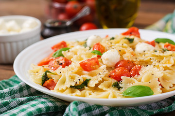 Farfalle Pasta - Caprese salad with tomato, mozzarella and basil