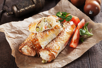 Baked phyllo pastry rolls