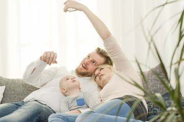 Familie mit Smartphone